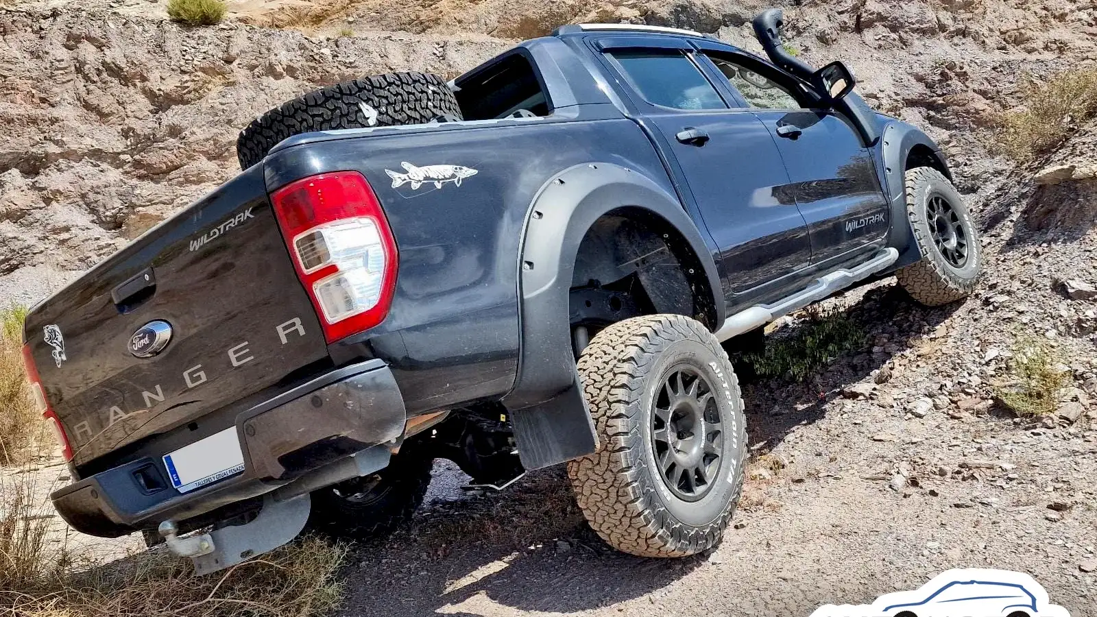 Ford Ranger apoyado en roca con la suspensión trabajando al límite