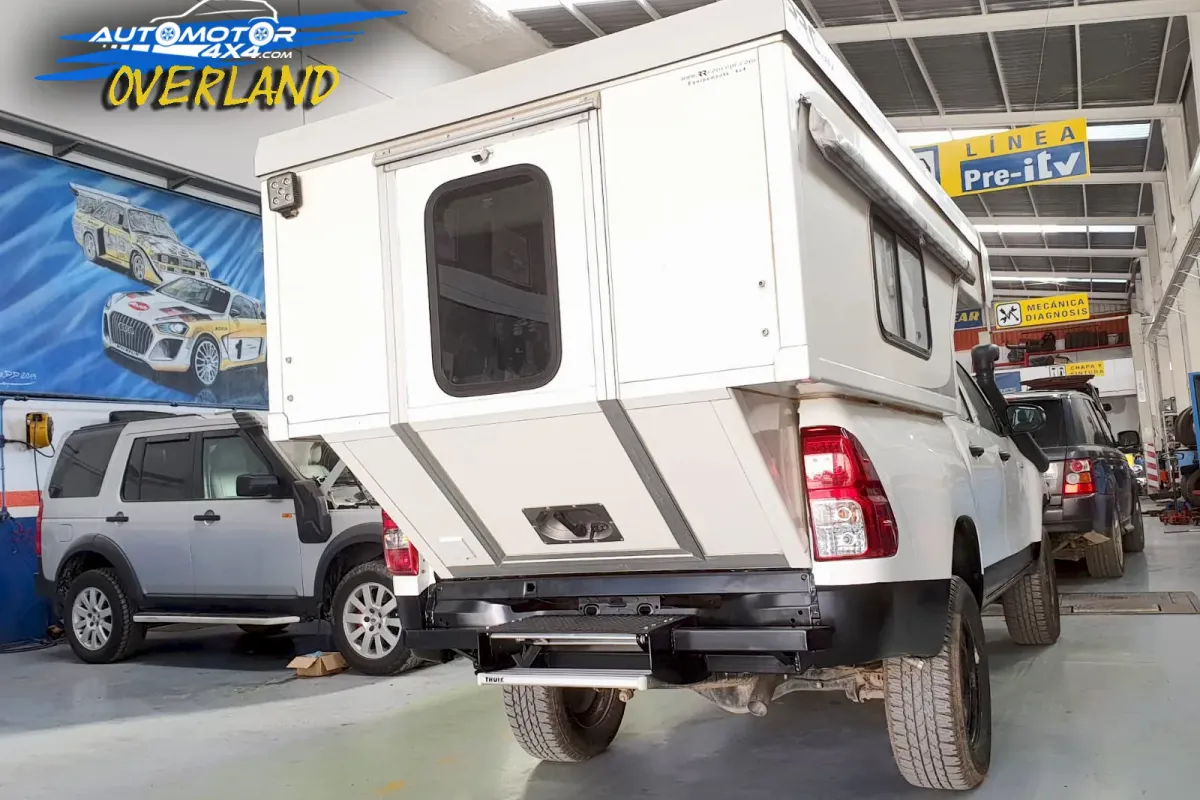 Toyota Hilux con célula de expedición, preparado para travesía
