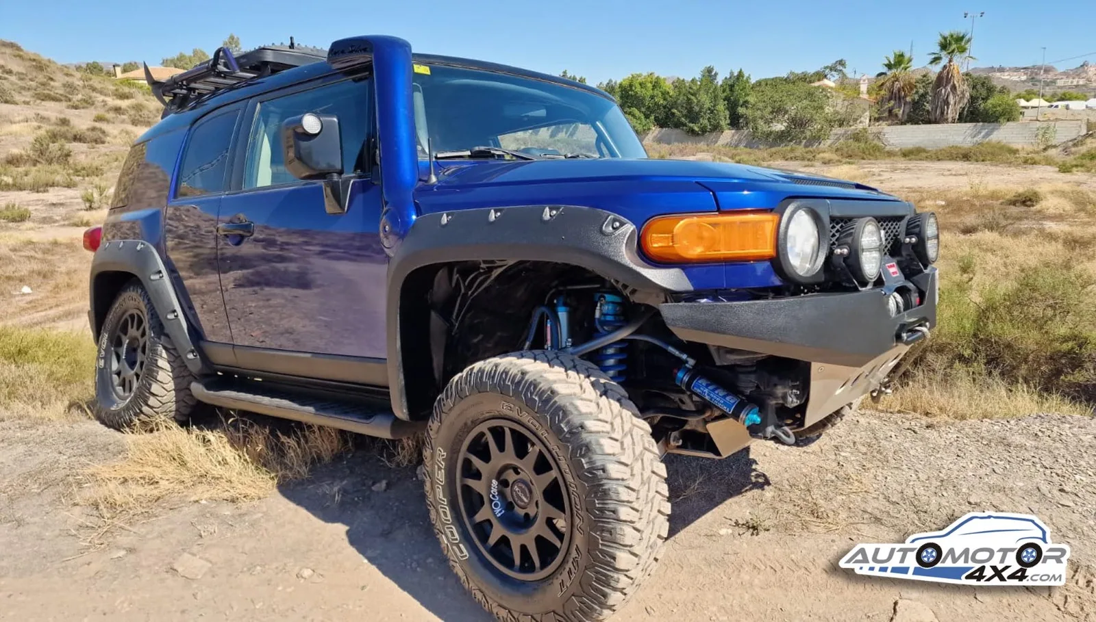 Toyota FJ Cruiser preparado en el taller, con amortiguadores King, parachoques reforzado y neumáticos de tacos